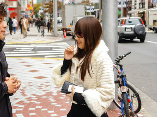 Amateur Asian girl gets ready to fuck in the carР’В 